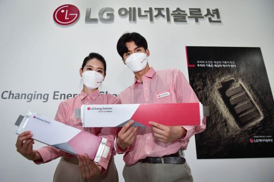 LG에너지솔루션 파우치형 전기차 배터리＜이미지출처:연합뉴스＞