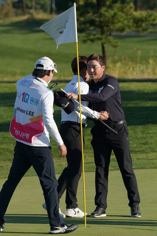 2021년 한국프로골프(KPGA) 코리안투어 하나은행 인비테이셔널 우승을 차지한 이태훈 프로. 사진제공=하나은행 인비테이셔널 대회본부