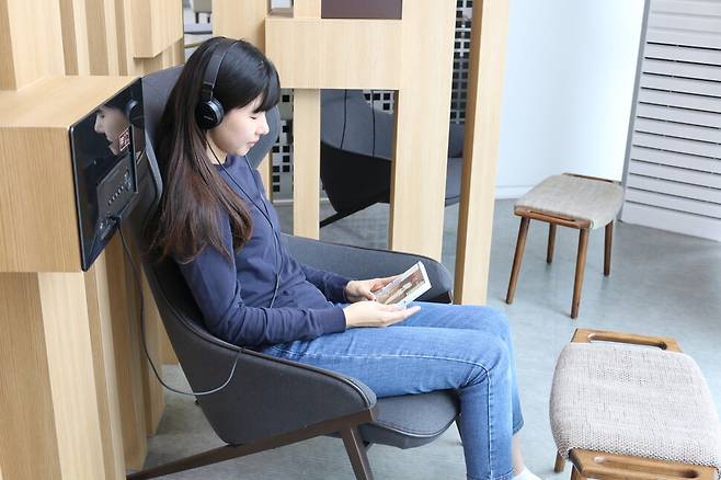 가람도서관은 오디오와 헤드셋을 갖추고 있어 클래식 음악을 감상할 수 있다. 가람도서관 제공