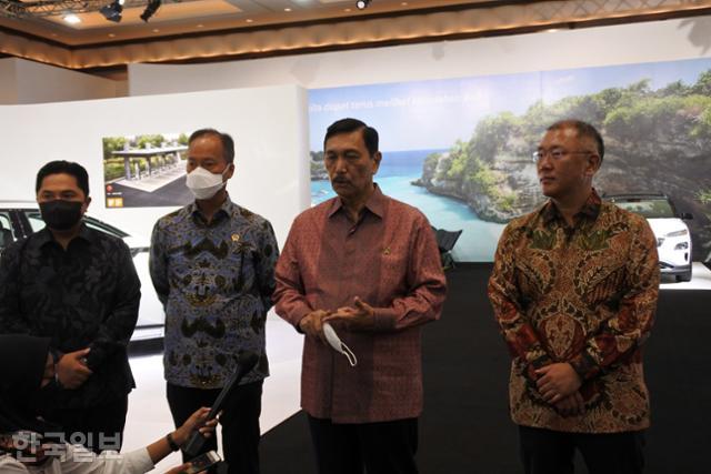정의선(오른쪽) 현대자동차그룹 회장과 인도네시아 장관들이 25일 자카르타 전시장에서 현지 매체와 인터뷰하고 있다. 자카르타=고찬유 특파원