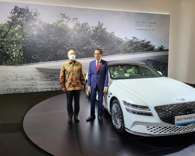 조코 위도도(오른쪽) 인도네시아 대통령과 정의선 현대자동차그룹 회장이 25일 자카르타인터내셔널엑스포에 전시된 전기차 제네시스G80 앞에서 기념 촬영하고 있다. 자카르타=고찬유 특파원