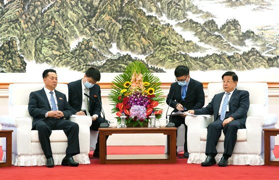 지난 8월 30일 이용남 주중국 북한대사(왼쪽)가 자오커즈 중국 국무위원 겸 공안부장(왼쪽)을 만나 국경 지대 안전 등을 협의하고 있다. [사진=중국 공안부]
