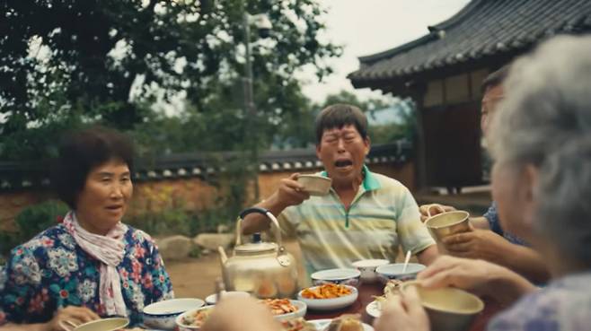 한국관광공사가 지난달 공개한 ‘Feel the Rhythm of Korea’ 시즌2 중 전남 순천편 영상의 한 장면. 마을의 100세 어르신 생일잔칫날 콘셉트로 제작됐다. 유튜브 화면 갈무리