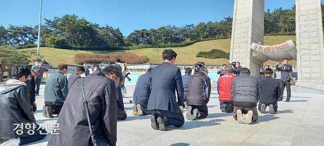 25일 광주 북구 운정동 국립 5·18민주묘지를 찾은 경남 합천군 주민들이 추모탑에서 무릎을 꿇고 오월 영령들을 추모하고 있다.