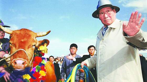 Chung Ju-yung (1915-2001), the legendary founder and chairman of Hyundai Group, crossed the border in a convoy of trucks carrying 501 head of Korean native cattle on Oct. 27, 1998. [JOONGANG PHOTO]