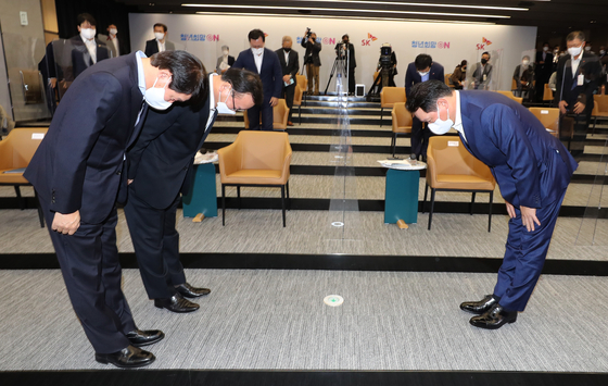Front from left: Employment and Labor Minister An Kyung-duk, Prime Minister Kim Boo-kyum and SK Group Chairman Chey Tae-won bow to each other at a meeting held at the SK hynix R&D Center in Icheon, Gyeonggi, on Monday. Chey vowed to add 27,000 jobs within the next three years, 9,000 more than the company's original plan. [YONHAP]