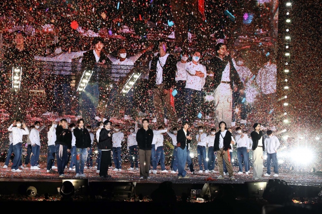 그룹 방탄소년단(BTS)이 24일 온라인 콘서트 'BTS 퍼미션 투 댄스 온 스테이지'에서 공연을 펼치고 있다. 빅히트 뮤직 제공