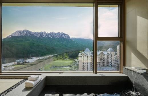 소노펠리체 델피노 객실 내 프라이빗욕조에서 바라본 울산바위. / 제공 =소노인터내셔널