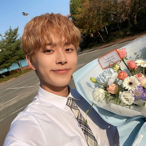Yu Seon Ho left a bouquet authentication shot and is a hot topic.On the 25th, Yu Seon Ho was fortunate to say, Girls World Thin!!!!!!!!!!!! And our manager!!! Thank you so much.And our actors who have suffered together for about two months have suffered so much, and I will not forget each of our staffs. I was happy to be able to do it together and thank everyone for making so many memories in my life!and posted a picture.Yu Seon Ho will play the role of New Face Ju Chan Yang, who nervously plays Kazunari Ninomiya (Choi Ye-na) and friends in TVN D STUDIO original Web drama Girls World2, which is confirmed to appear.On the other hand, Yu Seon Ho will continue its active activities.