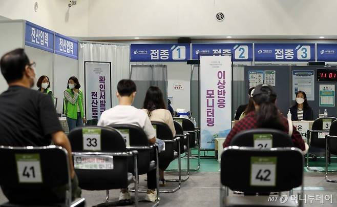 '코로나19' 백신 접종 완료율이 62%를 기록한 15일 서울 서대문구 북아현문화체육센터에 마련된 예방접종센터에서 시민들이 접종을 마친 뒤 이상반응 모니터링을 하고 있다. /사진=김휘선 기자 hwijpg@