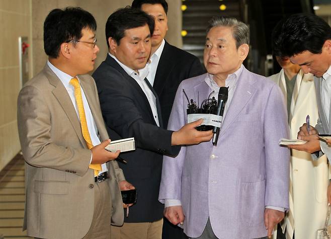 2011년 9월 27일 김포공항 출국전 기자들의 질문에 답하고 있는 이건희 삼성 회장./사진=머니투데이 DB