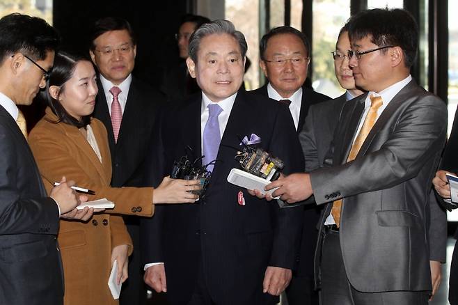 2011년 1월 신년 하례식 참석을 위해 서울 신라호텔로 들어서는 이건희 회장이 기자들의 질문을 받고 있다./사진=머니투데이 DB