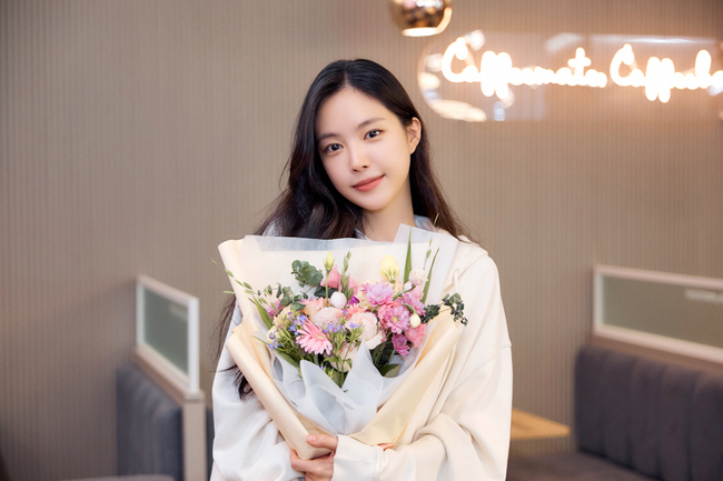 Son Na-eun reveals No Longer Human End testimonySon Na-eun, who played the role of Minjung in the JTBC tenth anniversary special project No Longer Human (director Huh Jin-ho, Park Hong-soo, playwright Kim Ji-hye) on October 24,Son Na-eun said, It was an honor to be able to be with great bishops, writers, staff, and actors.It was a happy time to meet viewers in the form of a civil affairs, and I feel sorry for the end. He also said, I felt more attractive because I was a very three-dimensional person, and I wanted to do such things well. Sometimes I seem to have tried to make it look strange but not too light.I thought a lot about why Minjung had done this and acted. The reason for the radiant Minjung, Kang Jae (Ryu Jun-yeol), and the perfect (Yoo Soo-bin) chemistry in No Longer Human was also reported.Son Na-eun said: The atmosphere was so good on the scene, I was able to shoot more comfortably and fun because you helped me a lot.So I think that a better chemistry has come out because you see it. He said, Everyone who has been together has been really hard, and I am so grateful to the viewers who loved No Longer Human and Minjung.I will continue to try to find a better way in the future. 