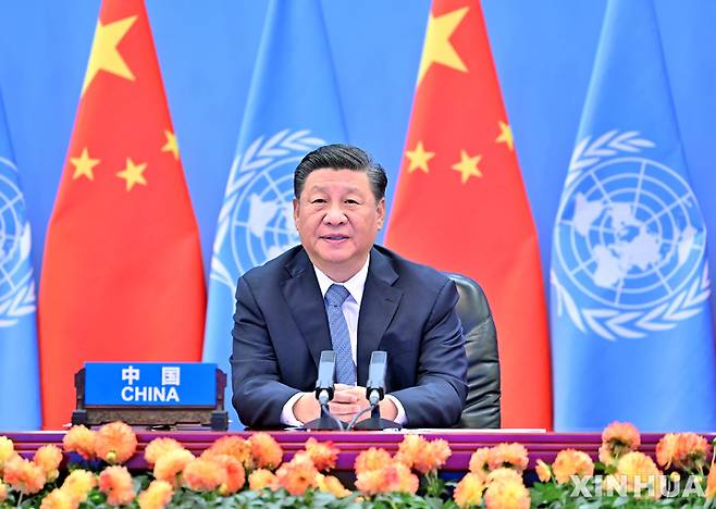 [베이징=신화/뉴시스] 시진핑 중국 국가주석이 14일 베이징에서 열린 '제2차 유엔 글로벌 지속가능 교통회의'에서 화상을 통해 기조연설을 하고 있다. 시진핑 주석은 전 세계적 교통 발전을 위해 "지속 가능한 교통을 위한 글로벌 혁신 및 지식 센터를 설립할 것"이라고 밝히며 글로벌 물류망 허브에 도전하겠다는 뜻을 비쳤다. 2021.10.15.