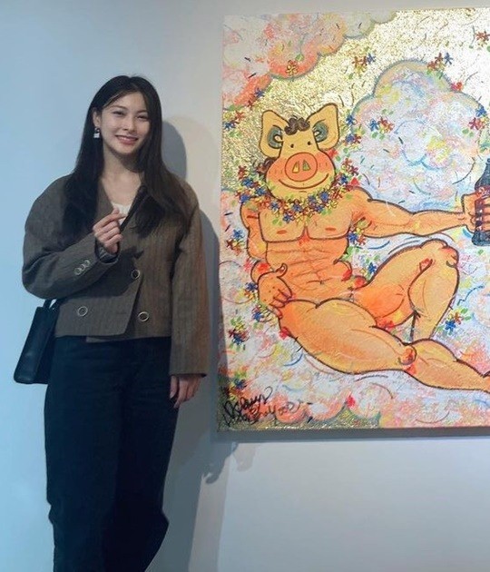 Park Gyuri posted a picture on the 25th instagram with the article Thank you for seeing the artist Han Sang-yoons exhibition PIG POP!Park Gyuri visited an exhibition and took a commemorative photo in front of the picture. The netizens who saw it responded such as My sister is so beautiful and My work is fun.Meanwhile, Park Gyuri is currently appearing in the musical I Loved You.