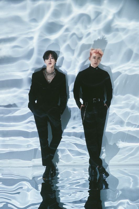 Super Junior-D & E started the promotion in earnest ahead of the comeback on November 2Super Junior-D&E released a teaser image of its regular album COUNTDOWN (Countdown) through Super Juniors official SNS at 10 am today (25th), and focused attention on global fans.The two uploaded photos sit against each other in a background where water seems to flow, or use shadows to create a dreamy atmosphere.Among them, the background of the water flowing is the combination of the concept of the solo digital single teaser image of Dong-Hae and Eunhyuk, which was previously released.The space of the East Sea where light pours and water flows and the space of Eunhyuk where the glow pours and the wind flows meet, which means that it will start again based on the last 10 years.The album name of COUNTDOWN, which is the act of counting the time, minute, and second backwards from the moment of start of the plan with the start or launch time as zero, also means Super Junior-D & Es new start.As such, Shinbo COUNTDOWN is the first regular album in Korea to be released in commemoration of its 10th anniversary in December, and as part of its pre-promotion, Dong-Hae and Eunhyuk have been promoting solo digital singles, respectively, so the comeback of Super Junior-D&E, which is the peak, is drawing keen attention.Meanwhile, Super Junior-D&Es new album COUNTDOWN will be officially released at 6 pm on November 2, and can be purchased at various on-line and off-line music stores.label sj