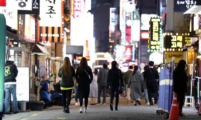 25일 오후 서울 시내 번화가의 모습. 뉴시스