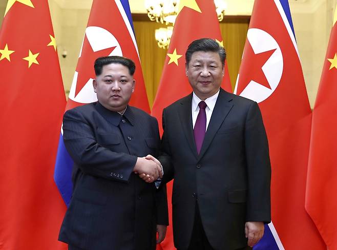 - 지난 2018년 3월 28일 중국 베이징에서 열린 북중정상회담에서 만난 김정은 북한 국무위원장과 시진핑 중국 국가주석. AP 연합뉴스