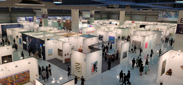 지난 13~17일 강남구 코엑스에서 열려 사상 최대 매출액인 650억 원의 판매고를 올린 키아프서울의 행사장 전경.