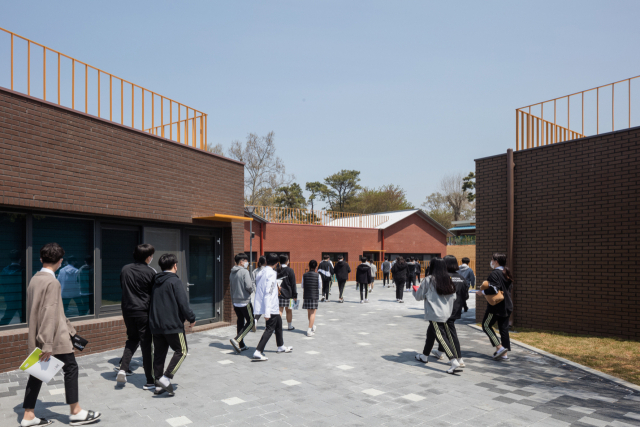 스머프마을학교: 송산중 증축 프로젝트가 만들어낸 공간을 학생들이 걷고 있다.