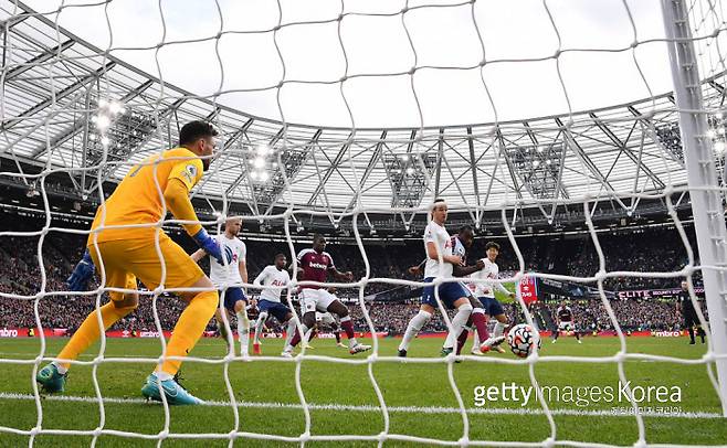 웨스트햄 미카일 안토니오가 24일 런던스타디움에서 열린 토트넘전에서 코너킥 상황에서 해리 케인에 앞서 볼을 따내 슈팅으로 골을 넣고 있다. Getty Images코리아