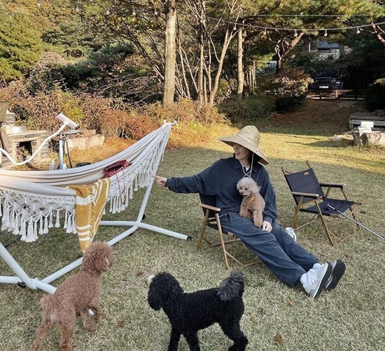 Shin Da-eun posted a picture on his instagram on the 25th with an article entitled Weekend Summary.In the photo, Shin Da-eun enjoys relaxing with his pet dogs in a space where nature stands out, as he is wearing a camping chair in a large Madang.Shin Da-eun said, Yangpyeong Ogong and Obam are family out of their house. I am so envious of the house with Madang.Meanwhile, Shin Da-eun married architectural space designer Lim Sung Bin in 2016.Recently, it was revealed that it left the Yongsan District, which lived the longest due to the expiration of the charter.Photo: Shin Da-eun Instagram