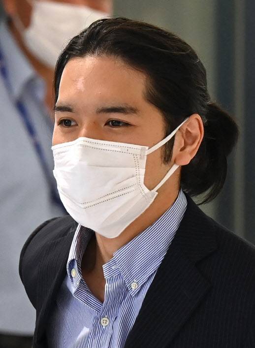 고무로 게이. 머리를 단정하게 하지 않고 ‘꽁지 머리’를 한데다 넥타이를 매지 않았다며 여론의 큰 비판을 받았다.(사진=AFP)