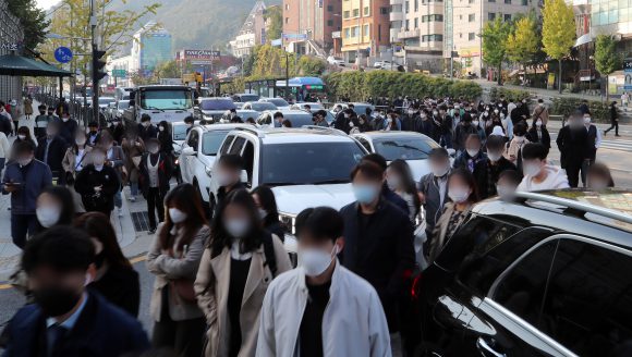 국내 방역당국이 '단계적 일상회복'을 준비하고 있는 가운데, 26일 오전 서울 동작구 사당역에는 오늘의 일상을 위해 많은 시민들이 출근을 하고 있다. [사진=뉴스1]