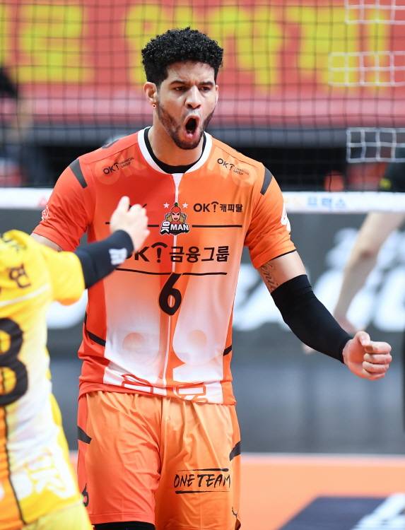 OK금융그룹의 공격을 이끈 레오. ⓒKOVO