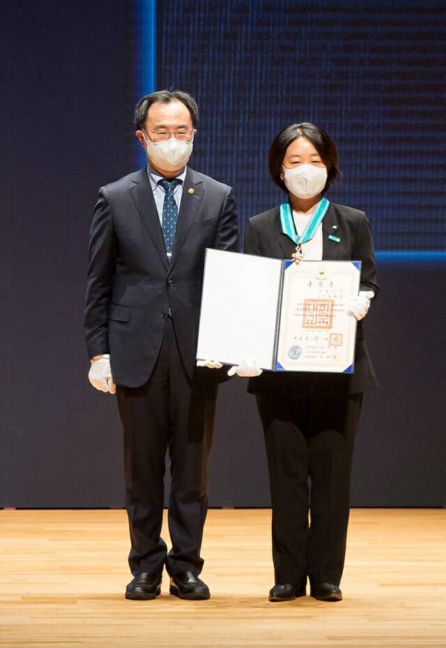 송현주 코웨이 디자인센터장(우측)과 문승욱 산업통상자원부 장관(왼쪽)이 산업훈장 수여 후 기념촬영을 하고 있다. (사진=코웨이)