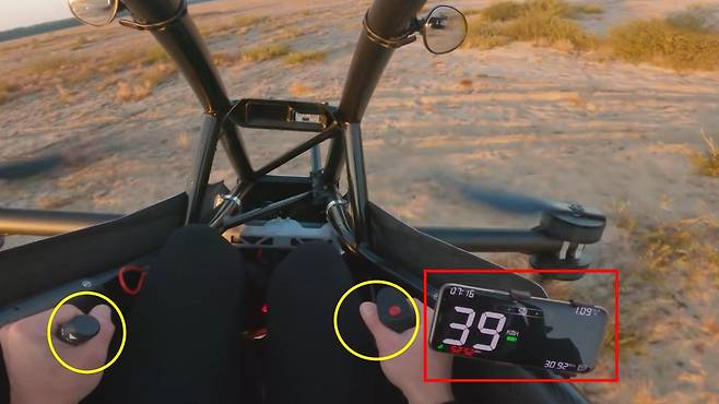 젯슨 원의 조작은 2개의 좌우 레버(노란색 원)로 한다. 기체 속도 등 조작에 필요한 데이터들은 스마트폰 화면(빨간색 사각형)으로 제공된다. /유튜브