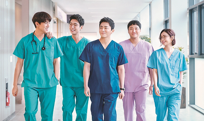 드라마 ‘슬기로운 의사생활’ 주인공 5인방./tvN 제공