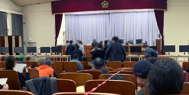 지난 5월 6일 오전 서울중앙지법 211호 경매법정에 투자자들이 몰려 있다. /김효선 기자
