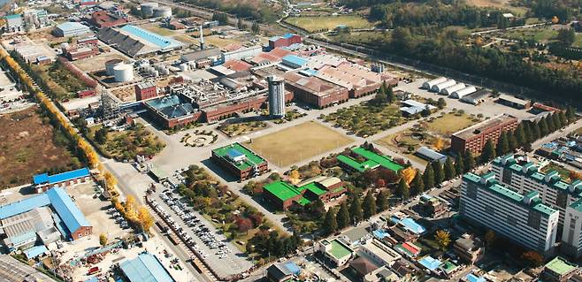 코스모신소재 충주 공장 전경.