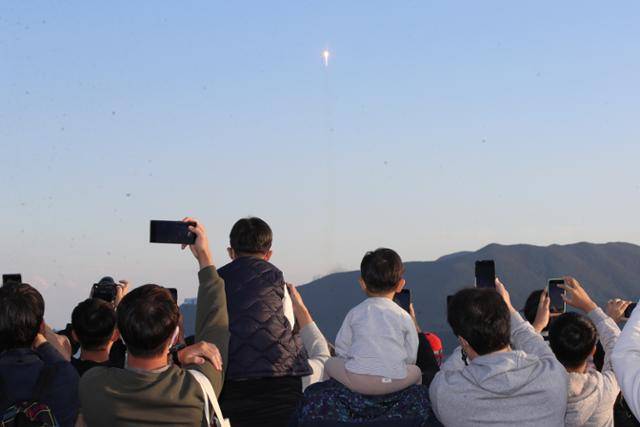 21일 전남 고흥군 봉남등대 전망대에서 시민들이 한국형 발사체 누리호 발사 장면을 지켜보고 있다. 고흥=연합뉴스