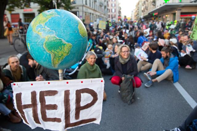 스위스 시민들이 지난 22일 수도 제네바에서 기후행동 촉구 시위인 '미래를위한금요일(Fridays For Future)'에 참여하고 있다. 제네바=AP 연합뉴스