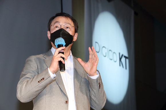 구현모 KT 대표가 지난 3월 'KT그룹 미디어 콘텐츠 사업 전략 발표'에서 인사말을 하고 있는 모습. [사진=KT]
