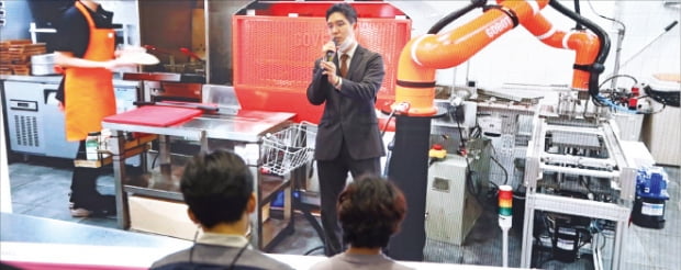 임재원 고피자 대표가 스마트 오븐과 로봇 팔에 대해서 설명하고 있다.  고피자 제공