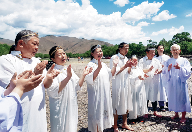 몽골서 교회를 개척하고 세례후 감사 찬송을 드리는 원우현 교수(오른쪽).
