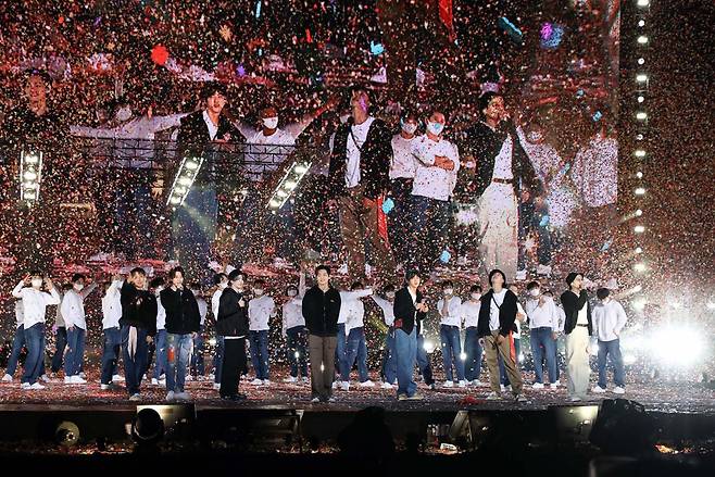 그룹 방탄소년단(BTS)이 지난 24일 열린 온라인 콘서트 'BTS 퍼미션 투 댄스 온 스테이지'에서 공연을 펼치고 있다. [연합뉴스 제공]