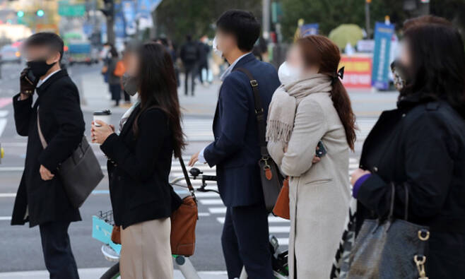 지난 21일 오전 서울 세종대로 사거리에서 출근길 시민들이 발걸음을 재촉하고 있다. 뉴스1