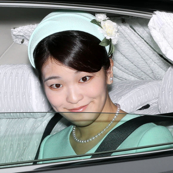 3일(현지시간) 아키히토 일왕의 큰손녀인 마코 공주가 미소짓고 있다.AP 연합뉴스