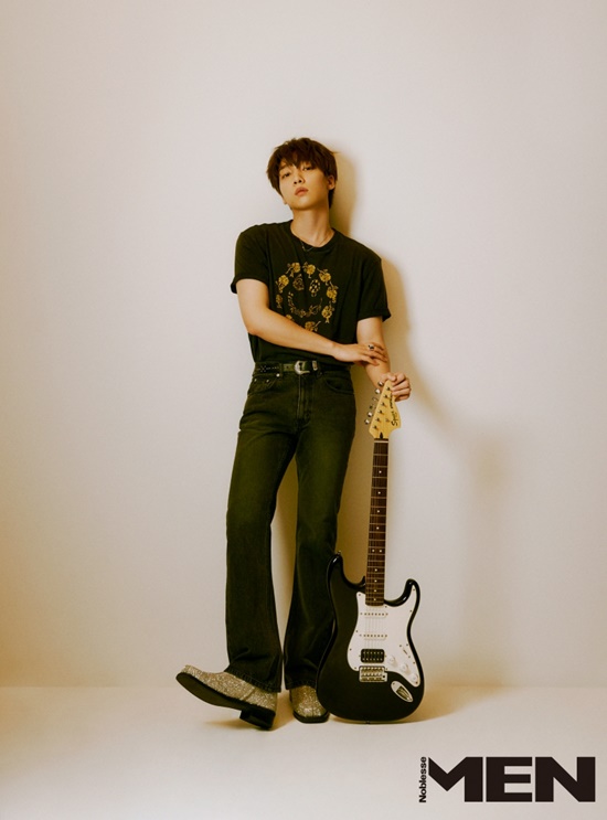 On the 26th, he released an interview with a male magazine picture of Jeong Se-woon.In the public picture, Jeong Se-woon posed with a guitar as a singer-songwriter and captivated his own personality.In addition, Jeong Se-woon made a sophisticated atmosphere by perfecting simple and dandy styling that matched white jacket and jeans.In a subsequent interview, Jeong Se-woon said of the unique culture that fans wear unusual costumes and appear in fan signings, Its really creative.My personality and fans tendency to be quiet as if it were quiet resembles each other. Asked about his strengths, he said, I am a person who can do music for a long time.Music has to develop in time for the times, and I love it when its so fun, studying.I want to be a singer who wonders what will come out in the future. As a singer, he expressed his distinct beliefs and values.Jeong Se-woon said: Its so attractive to be able to tell my story, to express my thoughts, above all, Musics power is strong.It is difficult to change a persons mind with something, but Music can change the real mind.Music is a powerful person who supported me even when I am happy and sad. More pictorials and interviews by Jeong Se-woon can be found in the November issue of Noblesse Man.Photo: Noblesseman