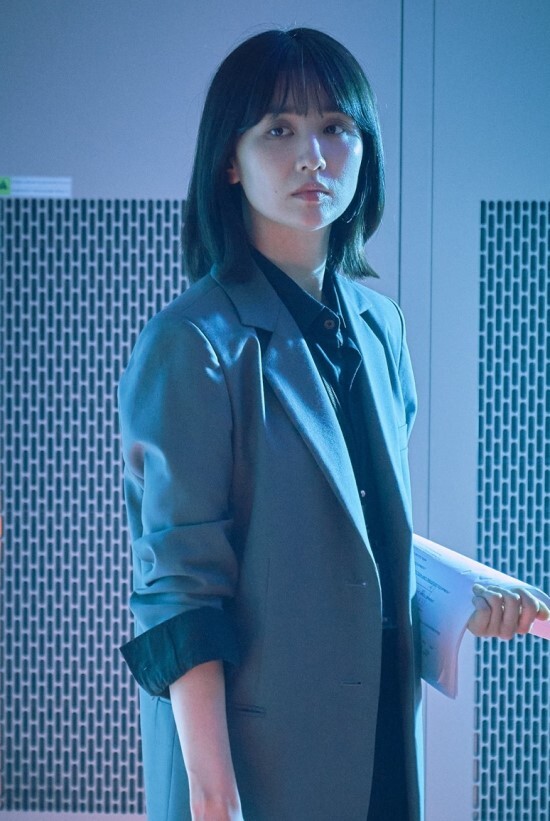 MBCs Moebius: Black Sun, which will air on the 29th, is a two-part book based on the world view of MBCs Black Sun, which ended last week.The story of four years ago will be released in the form of prequel from the main work, focusing on Seo Soo-yeon (Park Ha-sun), Jang Chun-woo (Jung Mun-seong), and Do Jin-sook (Jang Young-nam).Moebius: The Black Sun has previously released teasers, posters, and script readings to capture the attention of Lamar Jackson fans by foreshadowing the performance of characters who will make another story with their own stories intertwined within the same worldview.The scene behind-the-scenes cut, which was unveiled on the 26th, contains the image of Actor Park Ha-sun, which will add a three-dimensional feeling to the character in a different atmosphere from the main part.She is trying to make all the scenes perfect, such as monitoring in a serious manner during the break, and when the shooting starts, she is immersed in the character immediately and shows a professional aspect.The human side of Seo Soo-yeon, who was only cold on this side, will be unfolded as well as the various relationships of NIS characters surrounding her, and will give viewers a different kind of fun, said the production team of Moebius: The Black Sun.In addition, he said, You can meet the narrative of the characters who do not end in the world view of the main piece, but also the hot performances of the actors who add stereoscopicity to the characters.MBCs Lamar Jackson Moebius: Black Sun will air at 10 p.m. on the 29th and 30th.Photo: MBC Moebius: Black Sun