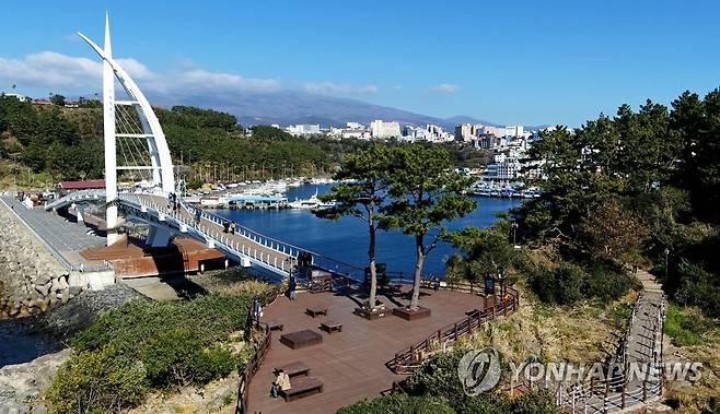 하영올레 1코스에 포함된 서귀포 새섬공원과 새연교 일대 [연합뉴스 자료사진]