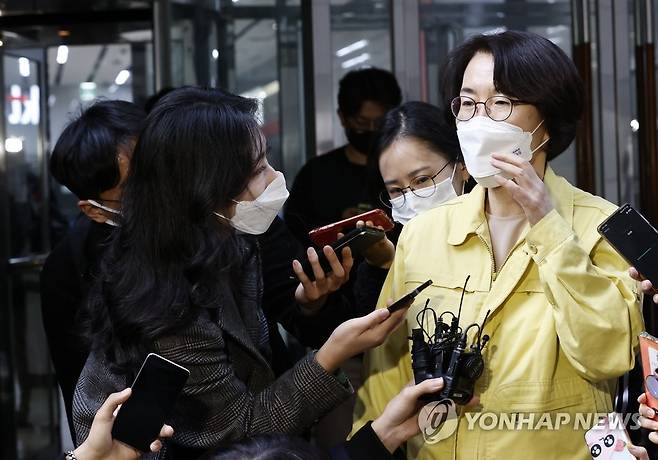 KT네트워크 관제센터 방문 마친 임혜숙 과기부 장관 (과천=연합뉴스) 윤동진 기자 = 임혜숙 과기정통부 장관이 26일 오후 사고분석반 원인조사 분석활동 점검을 마친 후 과천 KT네트워크 관제센터를 나서며 취재진 질문에 답하고 있다. 2021.10.26 mon@yna.co.kr