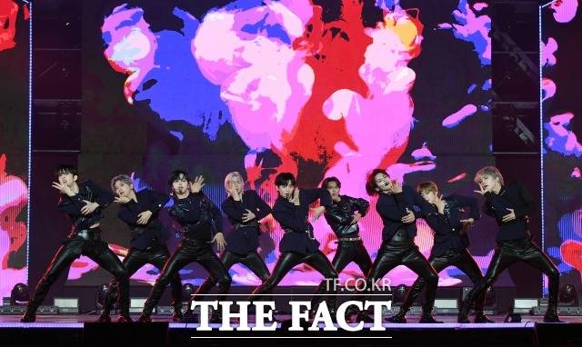 크래비티는 '2021 TMA'에서 특별한 인트로 무대와 대표곡 'Gas Pedal' 'VENI VIDI VICI'의 화려한 퍼포먼스를 펼쳤다. /임영무 기자