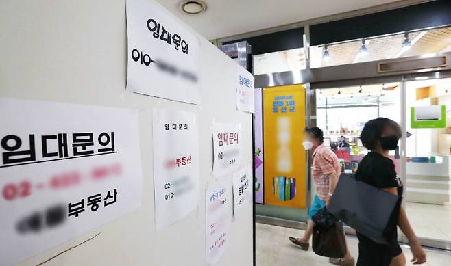 서울의 한 상가점포에 임대문의 안내글이 붙어 있다. [매경DB]