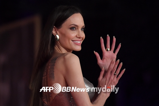 Hollywood star Angelina Jolies sloppy head is gathering attention.Angelina Jolie stepped on Red Carpet in a silver metal mesh atelier Versace gown at the premiere of the film The Eternals at the Rome Film Festival on Monday.Paige Six noted that fans have not taken their eyes off her wild, bumpy hairstyle, which is not mixed with her brunette hair.How can Angelina Jolie get her to walk Red Carpet with her chubby hair like this, someone is fired, one netizen tweeted.Another netizen noted the long-standing feud between Angelina Jolie and Jenifer John Aniston, whom Brad Pitt married before they split, saying: The person who had Angelina Jolies clutter must be a friend of Jenifer John Aniston.Im not a hairdresser, but someone with Angelina Jolies hair was wrong or drunk, he said.Meanwhile, Marvel Studios Tunnel is a film about the story of immortal heroes who have lived without revealing themselves for thousands of years, reuniting themselves to confront the oldest enemy of mankind, Debianz, since Avengers: Endgame.Hollywoods leading actor Angelina Jolie, who renews the character of each work, is gathering topics with actors such as Richard Madden, Kumail Nanjiani, Selma Hayek and Gemma Chan of HBOs popular drama Game of Thrones series.Domestic actor Ma Dong-seok, who has been greatly loved by his overwhelming presence and extraordinary characters in Busan, Crime City and With God series, is joining Gilgamesh Station and is expecting more.In addition, she has been awarded the 93rd Academy Awards Award for Best Picture and Director for Nomadland, the 78th Golden Globe Awards Award for Best Picture and Director, the 77th Venice International Film Festival Golden Lion Award, and the award procession of more than 232 categories. It will present a new World of Marvel in the story.The best-selling film Tunnel in 2021 will be released on November 3.