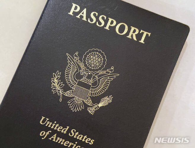 [AP=뉴시스]미국 여권. 2021.10.27.photo@newsis.com